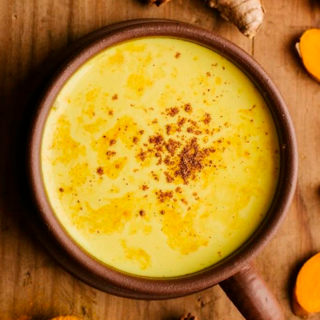 Leche Dorada en polvo, mezcla de cúrcuma, canela y especias para bebida saludable y antiinflamatoria.