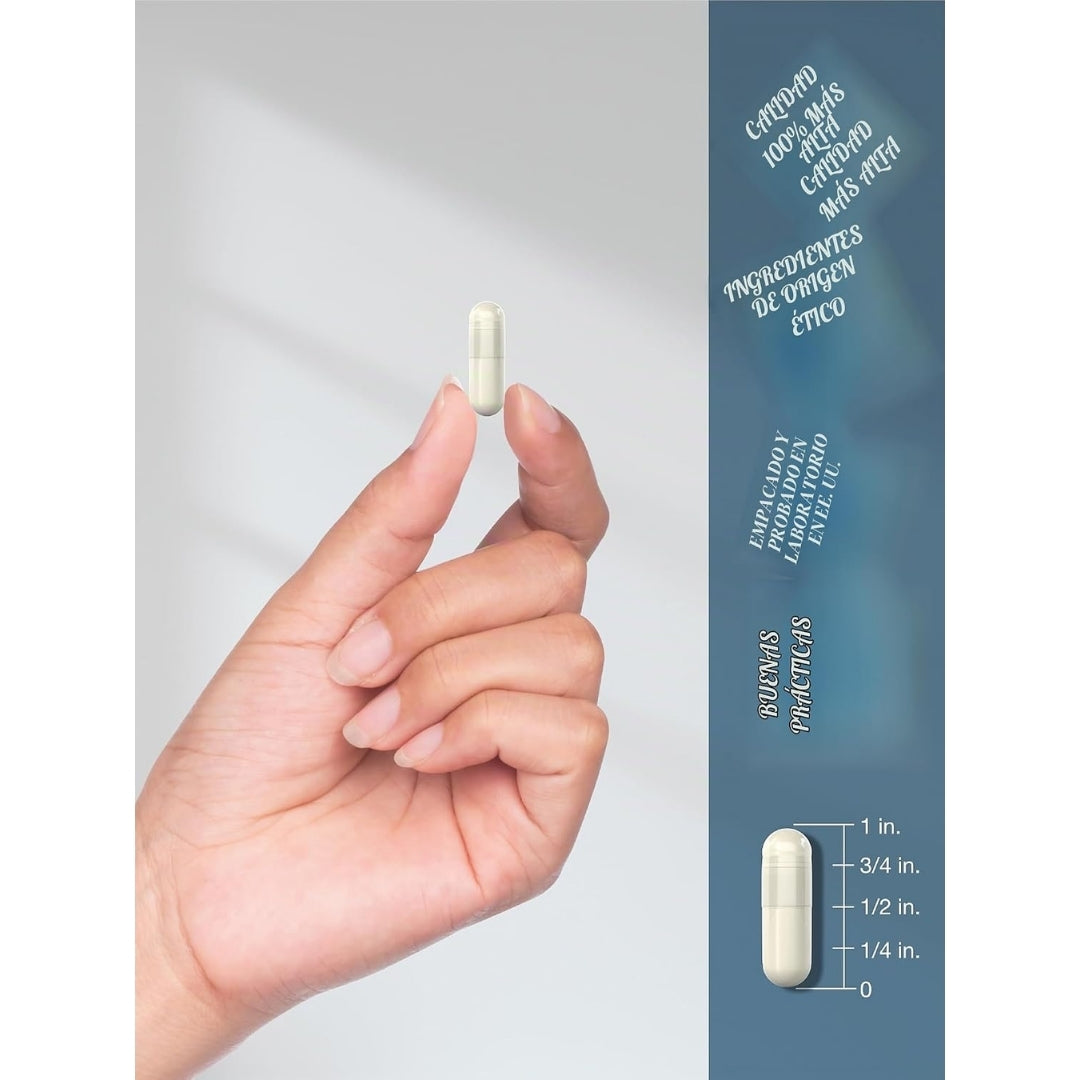 Cápsula de Bisglicinato de Magnesio Horbäach sostenida entre los dedos mostrando su tamaño real, producto de calidad certificada a la venta en Nutribody.
