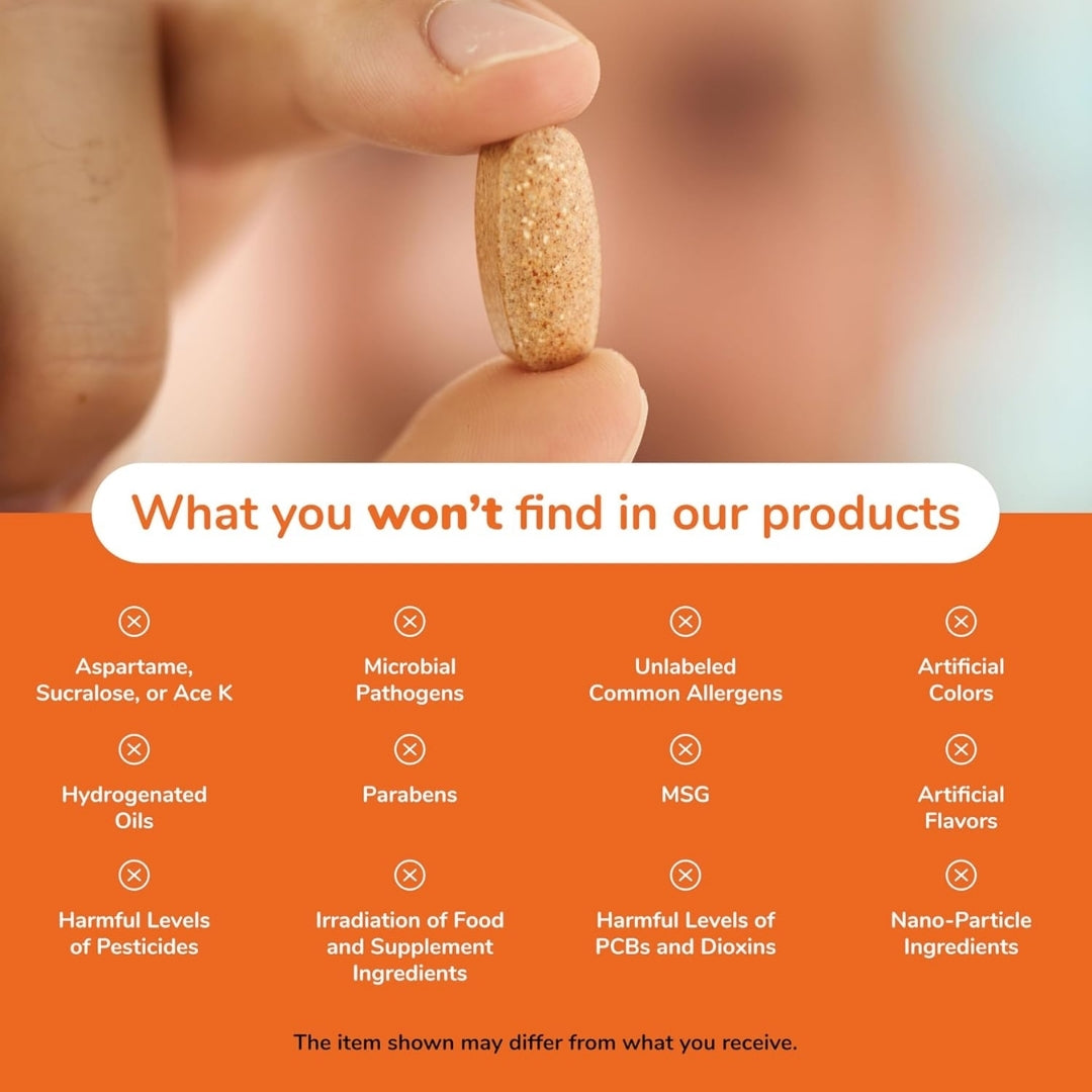 Cápsula de Vitamina D3 NOW Foods sostenida entre los dedos, mostrando ingredientes que no contiene como aspartame, colorantes ni sabores artificiales, en Nutribody.