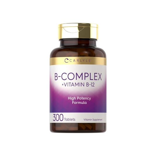 Vista frontal del frasco de suplemento alimenticio B-Complex + Vitamin B-12 de la marca Carlyle. El envase es color ámbar con tapa dorada brillante, contiene 300 tabletas vegetarianas y destaca su etiqueta con diseño morado y la frase 'High Potency Formula'.