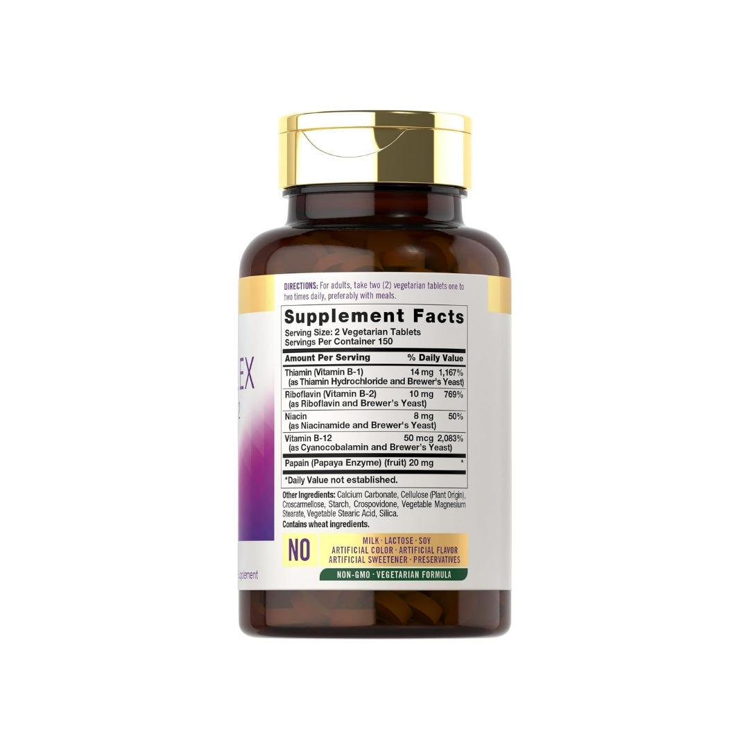 Vista posterior de un frasco de suplemento de Complejo B + Vitamina B-12 de Carlyle, mostrando la tabla de información nutricional (Supplement Facts) con ingredientes como Tiamina (B-1), Riboflavina (B-2), Niacina, Vitamina B-12 y Papaína. Indica que es una fórmula vegetariana sin OGM.