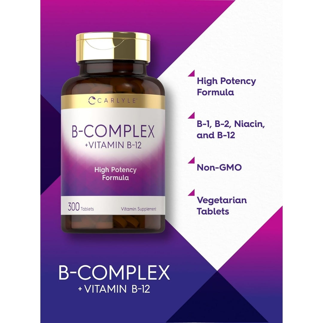 Imagen publicitaria con fondo degradado morado que presenta el frasco de Complejo B + Vitamina B-12 de Carlyle. Destaca sus beneficios clave a la derecha: Fórmula de alta potencia, contiene B-1, B-2, Niacina y B-12, libre de OGM (Non-GMO) y tabletas vegetarianas.